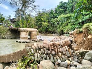 Jembatan Putus Akibat Diterjang Banjir di Polewali Mandar, 4 Dusun Terisolir Jembatan Putus Akibat Diterjang Banjir di Polewali Mandar, 4 Dusun Terisolir