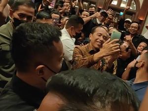 Saat Jokowi yang Berbaju Batik Jadi Rebutan Selfie di Acara Bawaslu