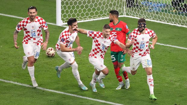 DOHA, QATAR - DECEMBER 17: Josko Gvardiol of Croatia celebrates after scoring the team's first goal during the FIFA World Cup Qatar 2022 3rd Place match between Croatia and Morocco at Khalifa International Stadium on December 17, 2022 in Doha, Qatar. (Photo by Julian Finney/Getty Images)