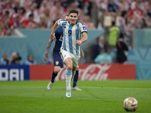 Si Petarung Julian Alvarez yang Bikin Messi Enjoy