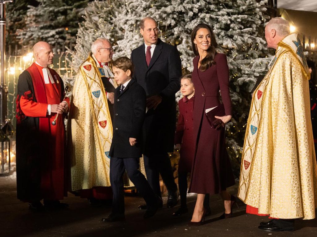 Potret Keluarga Kerajaan Inggris Hadiri Kebaktian di Hari Natal
