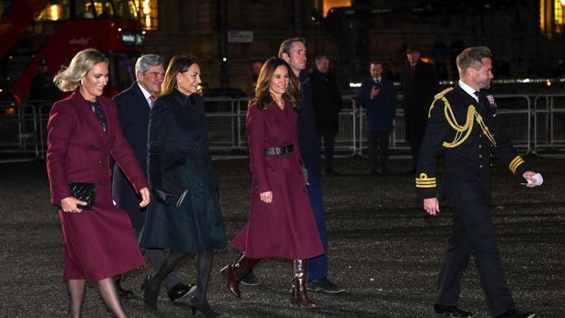 LONDON, ENGLAND - DECEMBER 15: (L-R) Zara Phillips, Michael Middleton, Carole Middleton, Pippa Middleton, James Matthews and Rob Dixon attend the 'Together at Christmas' Carol Service at Westminster Abbey on December 15, 2022 in London, England. (Photo by Samir Hussein/WireImage)