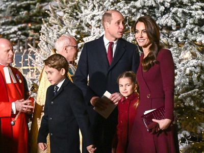 Foto: Gaya Kompak Keluarga Kerajaan Inggris di Konser Natal, Sindir Meghan?