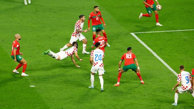 Soccer Football - FIFA World Cup Qatar 2022 - Third-Place Playoff - Croatia v Morocco - Khalifa International Stadium, Doha, Qatar - December 17, 2022 Croatia's Josko Gvardiol scores their first goal REUTERS/Bernadett Szabo