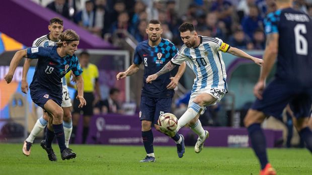 LUSAIL CITY, QATAR - DECEMBER 13: Lionel Messi of Argentina in action while under pressure from Borna Sosa of Croatia and Mateo Kovacic of Croatia during the FIFA World Cup Qatar 2022 semi final match between Argentina (3) and Croatia (0) at Lusail Stadium on December 13, 2022 in Lusail City, Qatar. (Photo by Simon Bruty/Anychance/Getty Images)