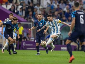 Dembele: Jangan Sampai Messi Leluasa Pegang Bola!