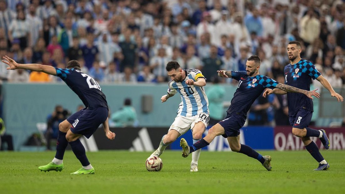 Lionel Messi di tengah kepungan pemain-pemain Kroasia, kala tampil membela Argentina di semifinal Piala Dunia 2022. (Foto: Getty Images/Simon M Bruty)