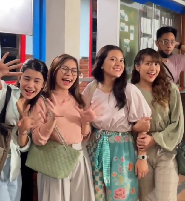 Marsha Aruan dengan Blouse Lengan Puff dan Celana Batik Marsha Aruan dengan Blouse Lengan Puff dan Celana Batik