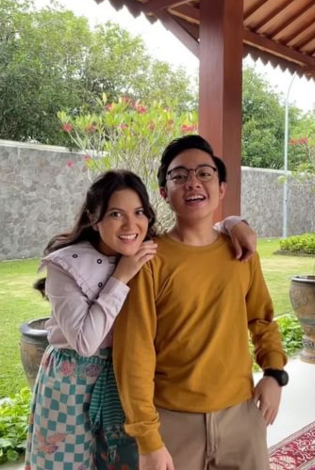 Marsha dengan baju lengan panjang dengan celana batik Marsha dengan baju lengan panjang dengan celana batik