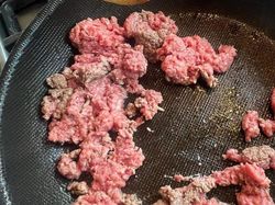 Masak Daging yang Dibeli Online, Wanita Kaget Temukan Belatung!