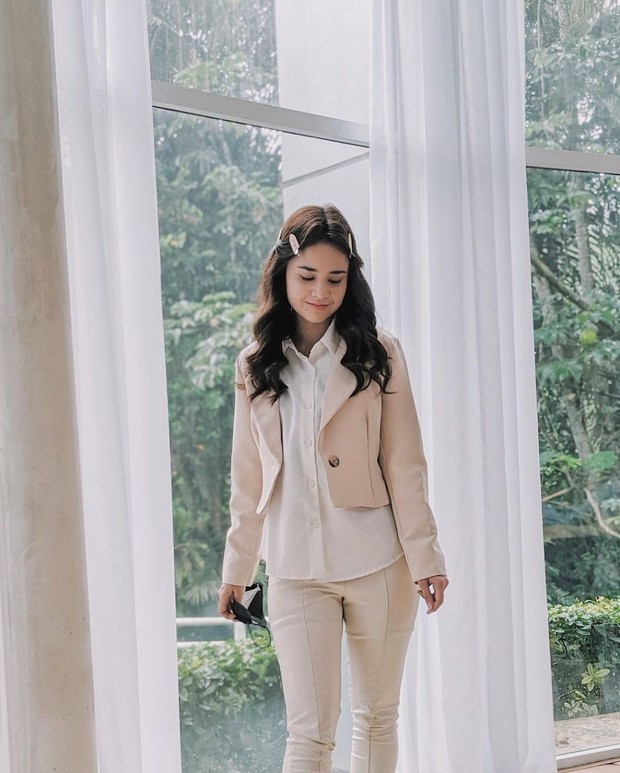 Michelle Ziudith dengan Simple Cream Blazzer