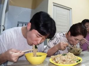 YouTuber Korea Ini Wajib Makan Mie Ayam Saat Kunjungi Indonesia