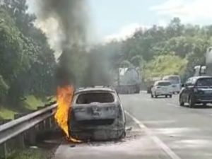 Mobil Wisatawan Terbakar di Tol Cipularang!