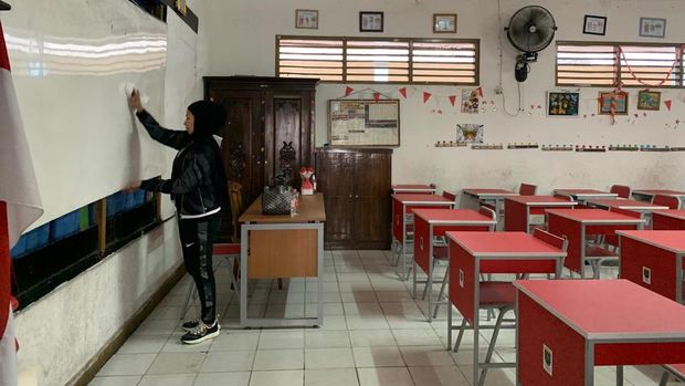 Ortu dan relawan gelar gotong royong di SDN Pocin 1 Depok (Mulia Budi-detikcom)