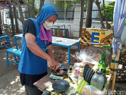Kisah Reza, Menjajakan Nikmatnya Tahu Gejrot Demi Anak dan Istri