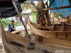 Mengintip Kampung Perajin Perahu di Indramayu