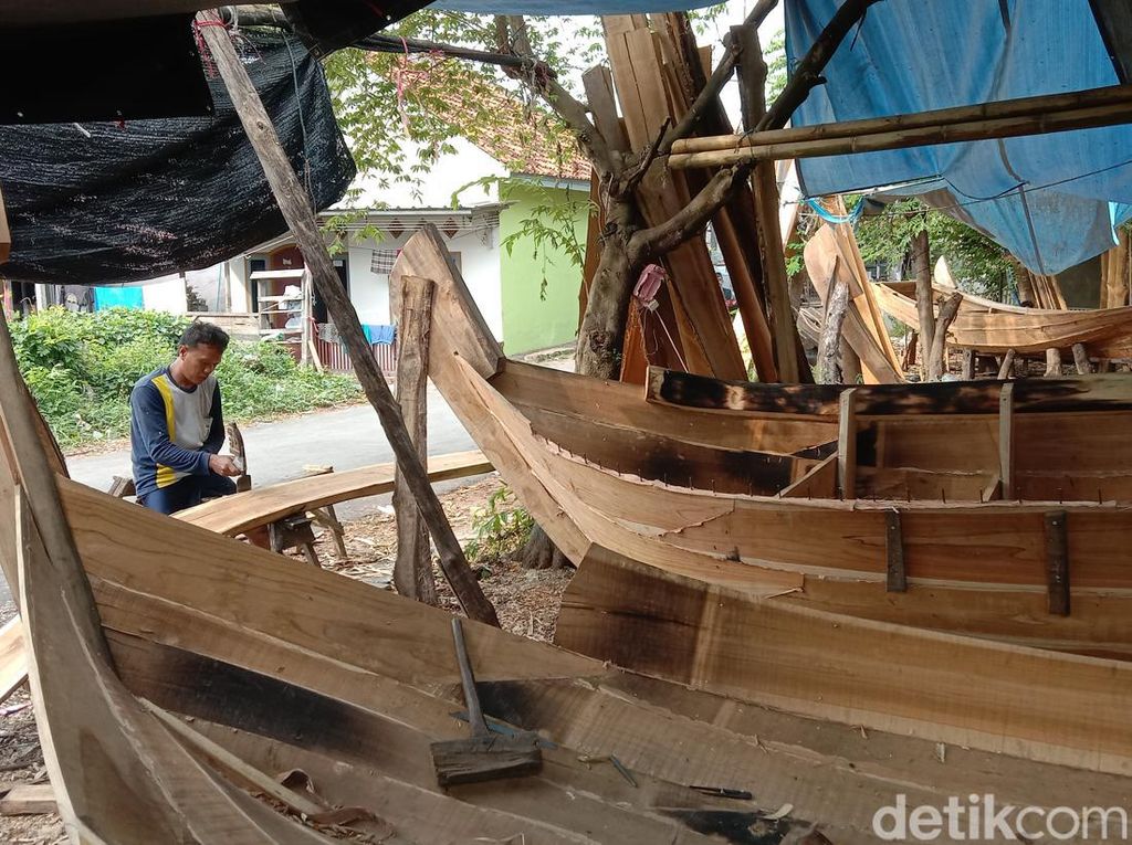 Mengintip Kampung Perajin Perahu di Indramayu