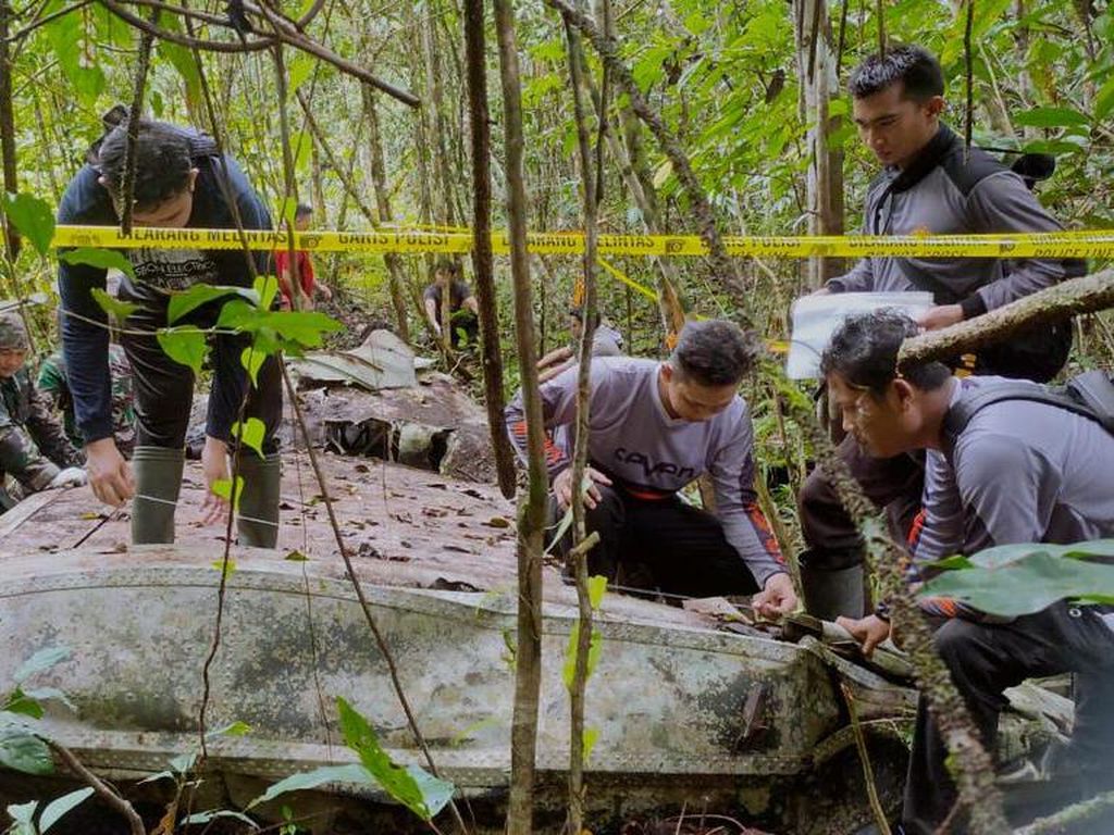 Penampakan Bangkai Pesawat Diduga Peninggalan PD II di Hutan Kotabaru