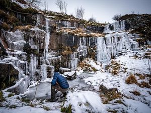 Potret Menakjubkan Air Terjun di Wales yang Membeku