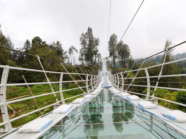 Potret Uji Beban Jembatan Kaca 120 Meter Pakai Karung Pasir Total 7 Ton
