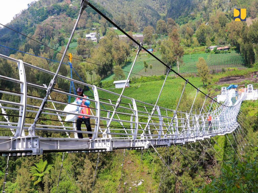 Jembatan Kaca Bromo Diuji Beban Pakai Karung Pasir Seberat 7 Ton