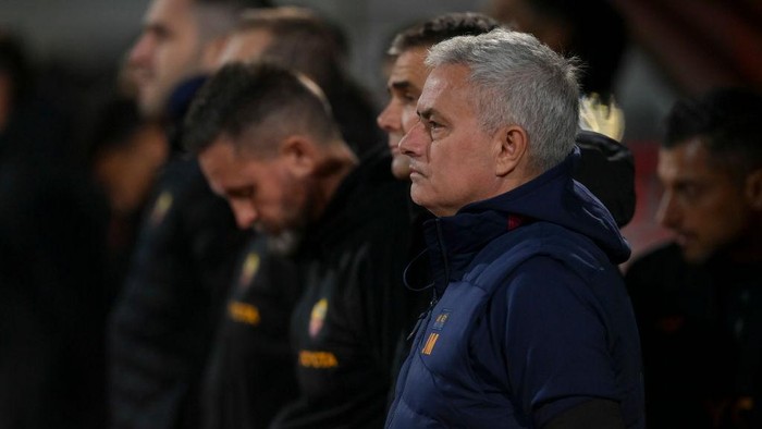 ALBUFEIRA, PORTUGAL - DECEMBER 16: AS  Roma coach Josè Mournho during the minute of silence in memory of Sinisa Mihajlovic prior between AS Roma and Cadiz FC at Estadio Municipal de Albufeira on December 16, 2022 in Albufeira, Portugal. (Photo by Fabio Rossi/AS Roma via Getty Images)