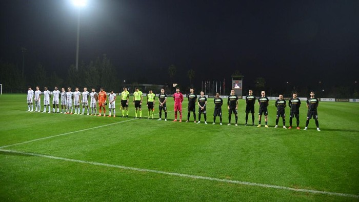 RIP Sinisa Mihajlovic MANAVGAT, TURKEY - DECEMBER 16: The minute of silence to remember Sinisa Mihajlovic prior the friendly match between Hatayspor and SS Lazio at the Emir sport complex stadium on December 16, 2022 in Manavgat, Turkey. (Photo by Marco Rosi - SS Lazio/Getty Images)