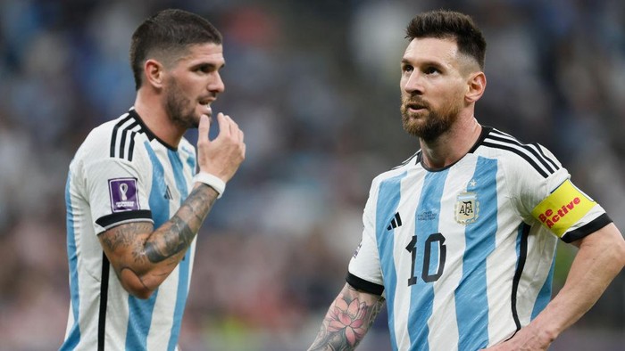 rodrigo de paul lionel messi timnas argentina piala dunia 2022 piala dunia qatar juara bola dunia LUSAIL CITY, QATAR - DECEMBER 13: Rodrigo De Paul and Lionel Messi of Argentina during the FIFA World Cup Qatar 2022 semi final match between Argentina and Croatia at Lusail Stadium on December 13, 2022 in Lusail City, Qatar. (Photo by Richard Sellers/Getty Images)