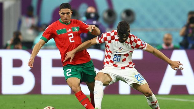 Soccer Football - FIFA World Cup Qatar 2022 - Third-Place Playoff - Croatia v Morocco - Khalifa International Stadium, Doha, Qatar - December 17, 2022 Morocco's Achraf Hakimi in action with Croatia's Josko Gvardiol REUTERS/Molly Darlington