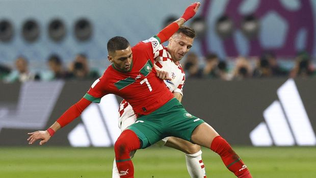 Soccer Football - FIFA World Cup Qatar 2022 - Third-Place Playoff - Croatia v Morocco - Khalifa International Stadium, Doha, Qatar - December 17, 2022 Morocco's Hakim Ziyech in action with Croatia's Mislav Orsic REUTERS/Peter Cziborra