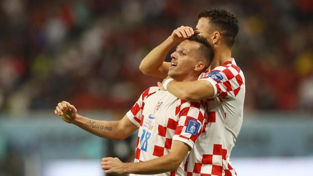 Soccer Football - FIFA World Cup Qatar 2022 - Third-Place Playoff - Croatia v Morocco - Khalifa International Stadium, Doha, Qatar - December 17, 2022 Croatia's Mislav Orsic celebrates scoring their second goal with Ivan Perisic REUTERS/Paul Childs
