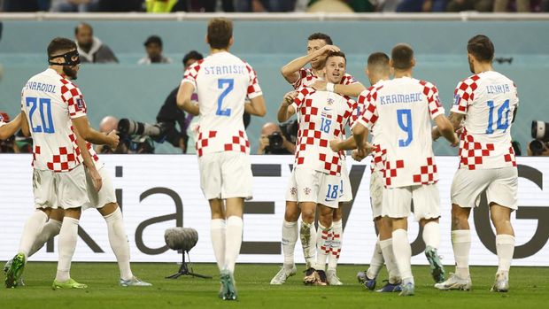 Soccer Football - FIFA World Cup Qatar 2022 - Third-Place Playoff - Croatia v Morocco - Khalifa International Stadium, Doha, Qatar - December 17, 2022 Croatia's Mislav Orsic celebrates scoring their second goal with teammates REUTERS/Peter Cziborra