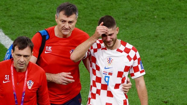 Soccer Football - FIFA World Cup Qatar 2022 - Third-Place Playoff - Croatia v Morocco - Khalifa International Stadium, Doha, Qatar - December 17, 2022 Croatia's Andrej Kramaric reacts as he is substituted after sustaining an injury REUTERS/Kai Pfaffenbach