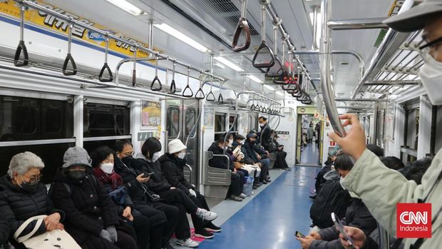 suasana di dalam kereta bawah tanah Seoul