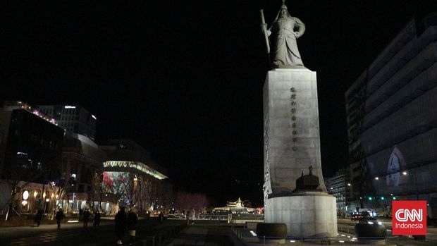 Suasana malam di Gwanghwamun Square
