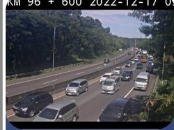 Truk Trailer Alami Gangguan, Lalin Tol Cipularang Arah Cileunyi Macet!