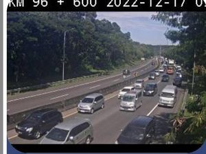 Truk Trailer Alami Gangguan, Lalin Tol Cipularang Arah Cileunyi Macet! Truk Trailer Alami Gangguan, Lalin Tol Cipularang Arah Cileunyi Macet!