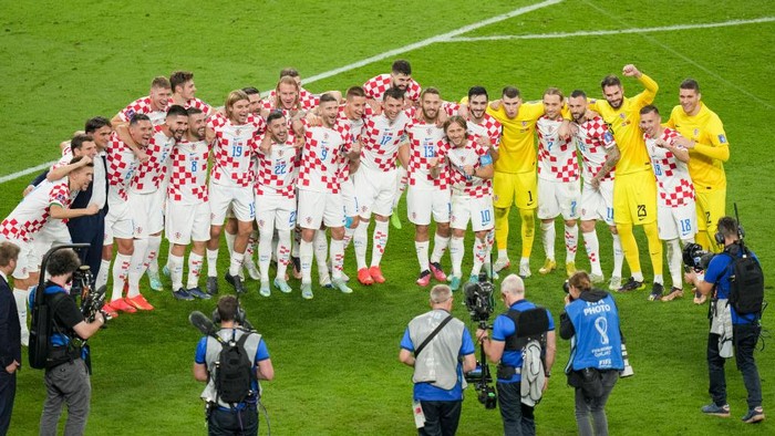 DOHA, QATAR - DECEMBER 17: croatian players celebrate after winning the FIFA World Cup Qatar 2022 3rd Place match between Croatia and Morocco at Khalifa International Stadium on December 17, 2022 in Doha, Qatar. (Photo by Manuel Reino Berengui/DeFodi Images via Getty Images)