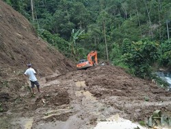 Pemkab Pinrang Kerahkan 4 Alat Berat Buka Akses Tertutup Longsor