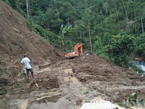 Pemkab Pinrang Kerahkan 4 Alat Berat Buka Akses Tertutup Longsor Pemkab Pinrang Kerahkan 4 Alat Berat Buka Akses Tertutup Longsor