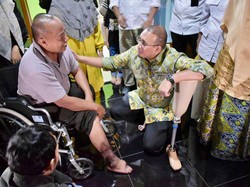 Andre Rosiade Bantu Kopda Indah Sepasang Kaki Palsu di Limapuluh Kota