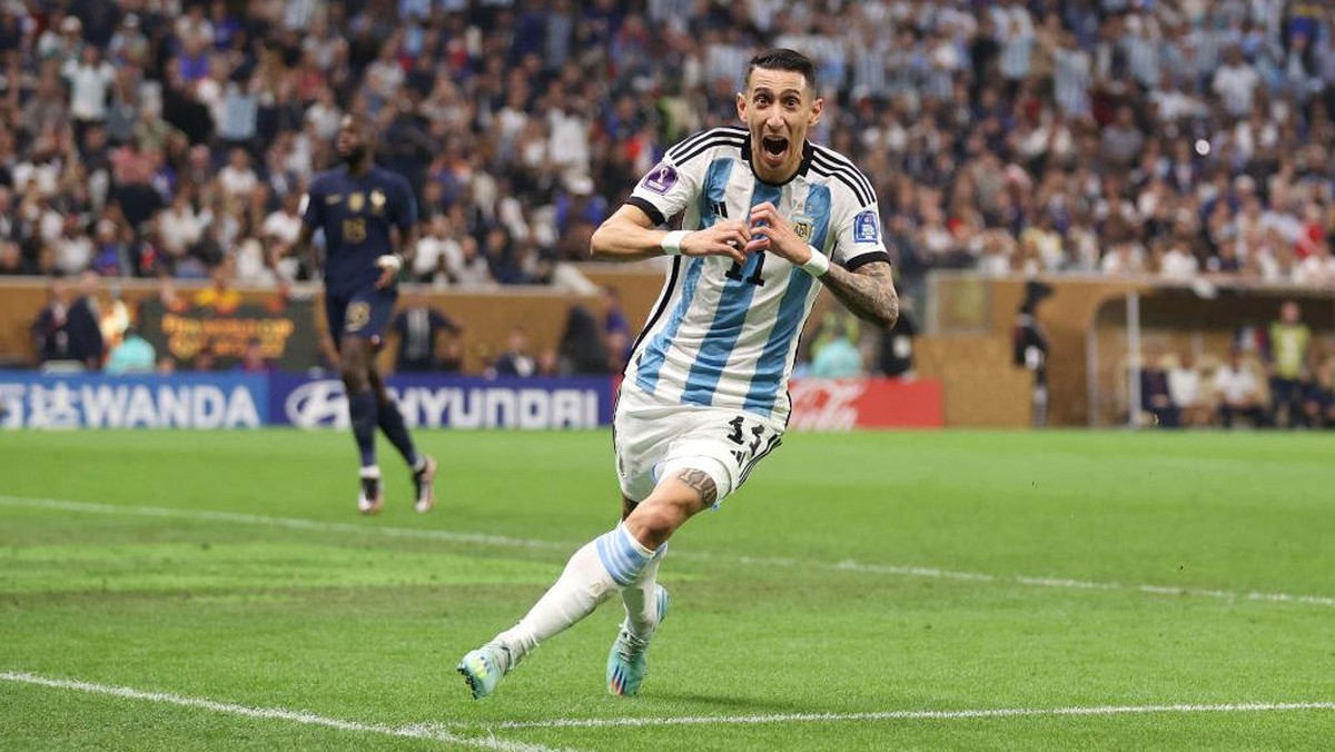 Angel Di Maria mencetak gol kedua Argentina di final Piala Dunia 2022. Foto: Getty Images/Catherine Ivill