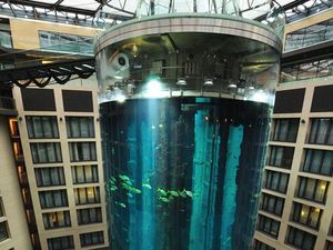 4 Fakta AquaDom, Akuarium Terbesar Dunia Berisi 1.500 Ikan yang Meledak 4 Fakta AquaDom, Akuarium Terbesar Dunia Berisi 1.500 Ikan yang Meledak