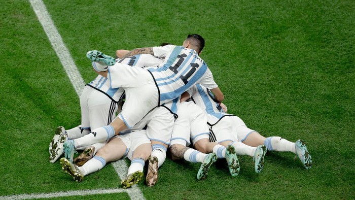 LUSAIL CITY, QATAR - DECEMBER 18:  Lionel Messi of Argentina celebrates 1-0 with Alexis Mac Allister of Argentina, Enzo Fernandez of Argentina, Rodrigo de Paul of Argentina, Julian Alvarez of Argentina, Angel Di Maria of Argentina  during the  World Cup match between Argentina  v France at the Lusail Stadium on December 18, 2022 in Lusail City Qatar (Photo by Rico Brouwer/Soccrates/Getty Images)