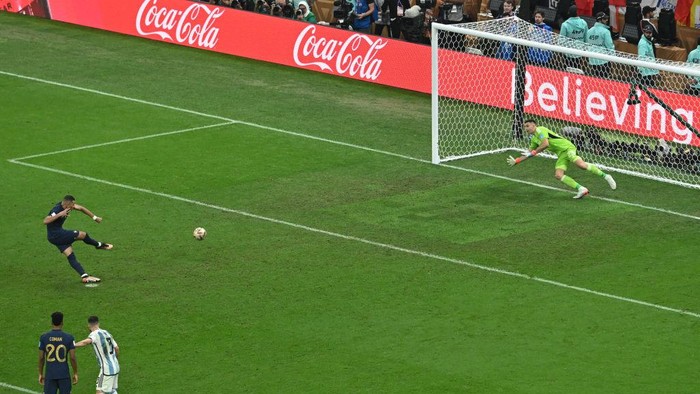 18 December 2022, Qatar, Lusail: Soccer, World Cup, Argentina - France, final round, final, Lusail Stadium, Frances Kylian Mbappe scores on penalty kick to make it 2-1. Photo: Robert Michael/dpa (Photo by Robert Michael/picture alliance via Getty Images)