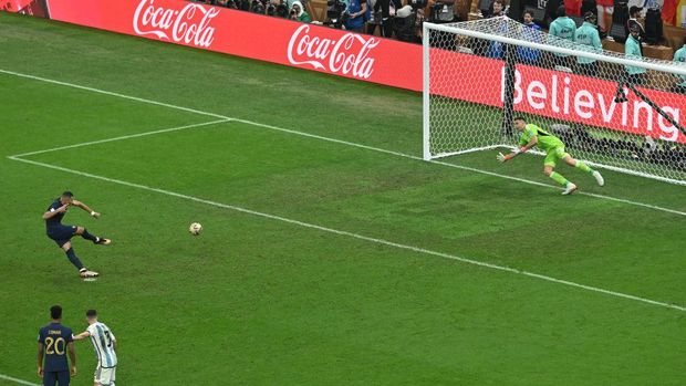 18 December 2022, Qatar, Lusail: Soccer, World Cup, Argentina - France, final round, final, Lusail Stadium, France's Kylian Mbappe scores on penalty kick to make it 2-1. Photo: Robert Michael/dpa (Photo by Robert Michael/picture alliance via Getty Images)