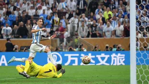 LUSAIL CITY, QATAR - DECEMBER 18: Angel Di Maria of Argentina scores the team's second goal past Hugo Lloris of France during the FIFA World Cup Qatar 2022 Final match between Argentina and France at Lusail Stadium on December 18, 2022 in Lusail City, Qatar. (Photo by Dan Mullan/Getty Images)