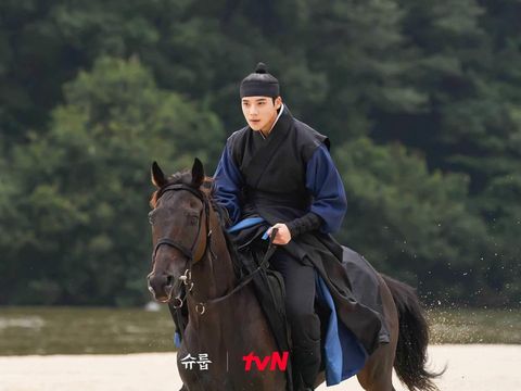 Drama Korea Under the Queen's Umbrella (2022) Pangeran Agung Seongnam (Moon Sang-min) berkuda dalam drama Korea Under the Queen's Umbrella (2022).