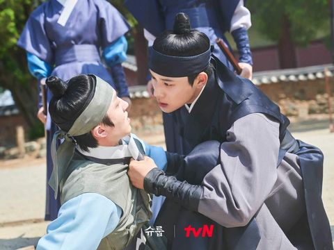 Drama Korea Under the Queen's Umbrella (2022) Kang Chan-hee atau Chani SF9 sebagai Pangeran Uiseong dalam Under the Queen's Umbrella (2022).