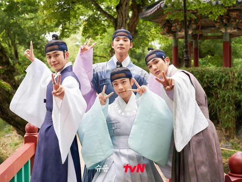 Drama Korea Under the Queen's Umbrella (2022) Pangeran Agung Seongnam (Moon Sang-min) bersama Pangeran Muan (Yang Sang-hyeon), Pangeran Gyeseong (Yoo Seon-ho), dan Pangeran Ilyoung (Park Ha-joon) dalam Under the Queen's Umbrella.